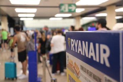 Viatgers de Ryanair aquest dilluns a l'aeroport del Prat.