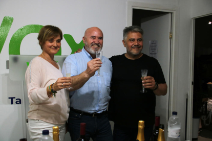 Francisco Javier Gómez, cap de llista de Vox a Tarragona, amb Judit Gómez i Jaume Duque, els números 2 i 3, respectivament.