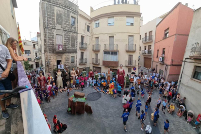 Imatge de la plaça Catalunya de Castellvell del Camp durant la trobada gegantera en una edició anterior de Santa Anna.