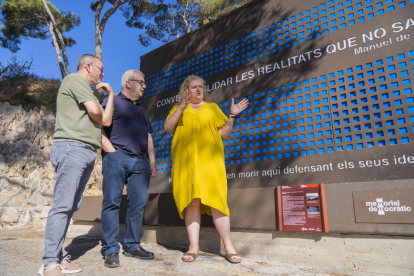 Imagen de la nueva placa en el monumento a los fusilados de la Montaña de l'Oliva.