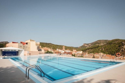 La piscina municipal de Vandellòs, que també romandrà oberta, en una imatge d'arxiu.