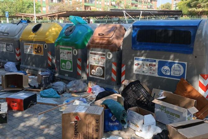 Contenidors plens de bosses de brossa i altres residus per terra al carrer riu Anoia de Tarragona.