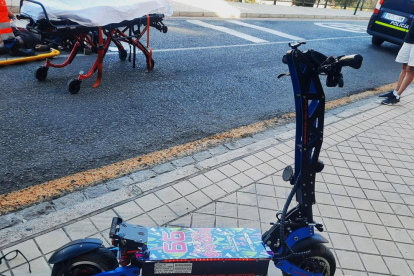 Imatge del patinet elèctric amb un doble motor, capaç d'arribar als 120 quilòmetres per hora.