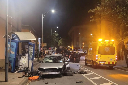 Vista general del cotxe accidentat i de la destrossa que va provocar a la cabina de la ONCE.