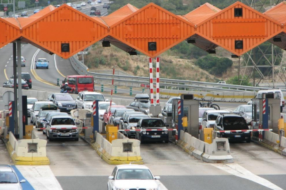 L'autopista AP-7 a l'alçada del peatge de Tarragona aquest dissabte al migdia.