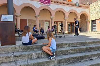 Una de les gravacions a la plaça de Rocafort de Queralt en el marc del projecte de recuperació de memòria oral.