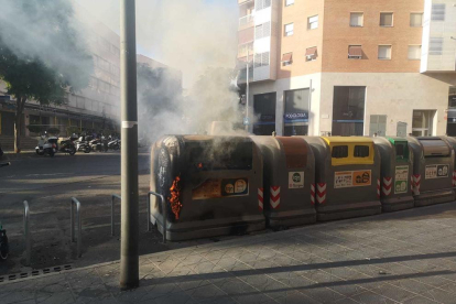 Imatge de l'incendi al contenidor de paper i cartró al carrer Manuel de Falla de Tarragona.