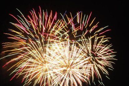 Cel de Blanes iluminat per un castell de focs en el primer dia del 51è Concurs Internacional de Focs d'Artifici .