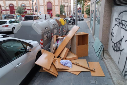 Desechos y muebles que ocupan todo el ancho de la acera en la calle Jaume I de Tarragona.