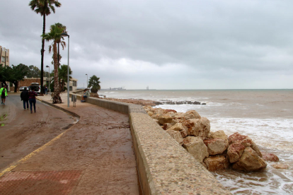 El temporal afecta la playa de Alcanar