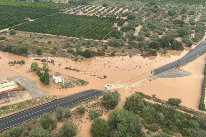 Vista aérea de una carretera cortada por inundación en el Montsià.