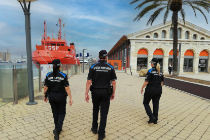 La policía del Puerto de Tarragona ha reforzado la colaboración con otros cuerpos policiales y ha mejorado los servicios de la patrulla náutica.