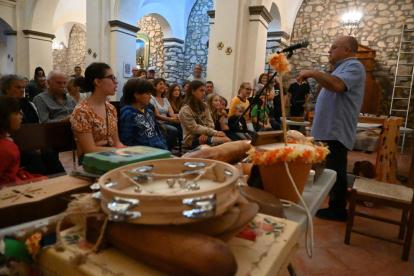 La mostra d'instruments tradicionals de Ferran Roca i el taller de dansa.