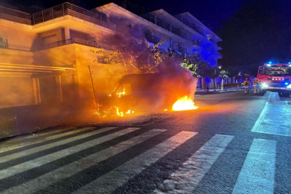 Una furgoneta ha cremat totalment a la plaça Luis del Olmo de Roda de Berà.