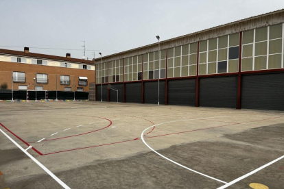 Entre d'altres treballs, s'han pintat les línies a la pista esportiva de l'escola Àngel Guimerà.