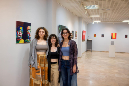 Carla García, Marina Carrión i Núria Valsells a la Sala Àmbits, on exposen.