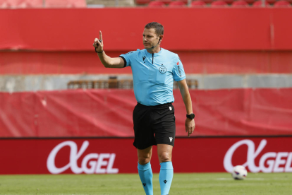 Un àrbitre durant un partit de la Lliga espanyola aquesta temporada.