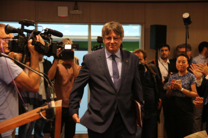 El expresidente de la Generalitat y eurodiputado de Junts, Carles Puigdemont, llegando a la conferencia que ha dado este martes en Bruselas para abordar la investidura de Sánchez.