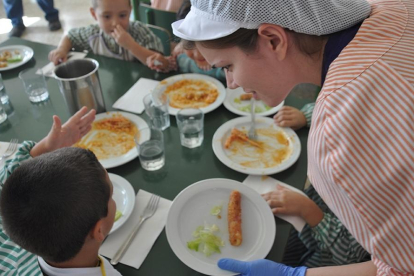 Imatge d'arxiu d'un menjador escolar, en què s'està servint el dinar.