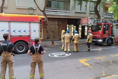 Imagen de los bomberos en la calle Rovira i Virgili donde se ha producido la falsa alarma.