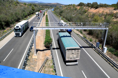 Camions i vehicles circulant pel punt de l'AP-7 on hi ha el final del radar de tram a Amposta.