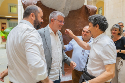 Pau Ricomà (ERC), acompanyat d'altres membres d'ERC, al Pati Jaume I del Palau Municipal.