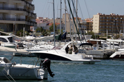 Usuaris en una embarcació al port esportiu de l'Escala.