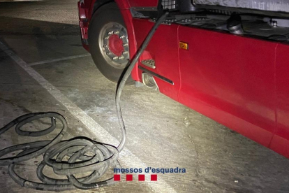 Els agents van enxampar-lo extraient prop de 700 litres de gasoil del dipòsit d'un camió estacionat a l'àrea de servei.