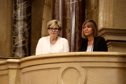 Teresa Pallarès i Núria Marín, abans de ser elegides senadores, durant el ple del Parlament.