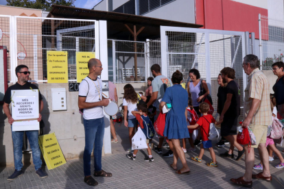 Un piquet informatiu dels sindicats USTEC i CGT, convocants de la vaga de mestres, a l'entrada de familiars i alumnes a l'escola Consol Ferré d'Amposta el primer dia de classe.