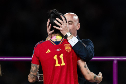 Momento en el que Luis Rubiales besa a la futbolista Jenni Hermoso.