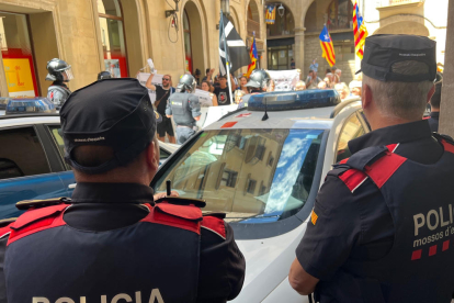 Un dels vehicles policials durant l'arribada dels detinguts a Solsona.