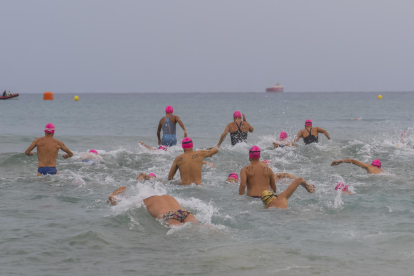 Los participantes de la Travesía de las seis playas al inicio de la competición.