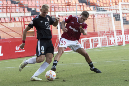 Uno de los fichajes de La Pobla, Flemming Schug, durante el partido de pretemporada ante el Nàstic.