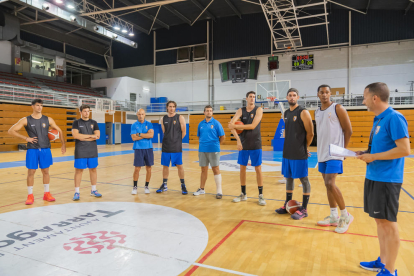 Los jugadores del CBT recibiendo las primeras instrucciones de Noé Monroy.