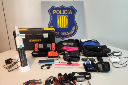 Imatge dels objectes trobats al vehicle particular del detingut.