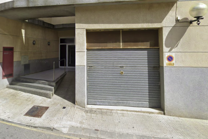Una de las viviendas unifamiliares que saldrán a subasta está situada en la calle Portal Nou de Valls.