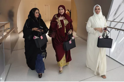 Tres mujeres vestidas con una abaya.ALI HAIDEREFE