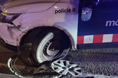 La part afectada del vehicle policial en l'accident.