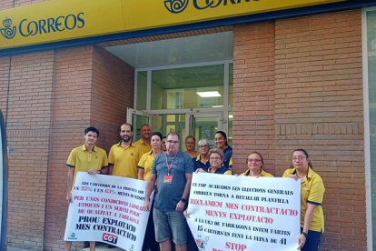 Els treballadors de Correus protesten per les seves condicions.