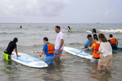 Una seixantena de persones amb discapacitat han gaudit aquest diumenge al matí de sessions de pàdel surf inclusiu.