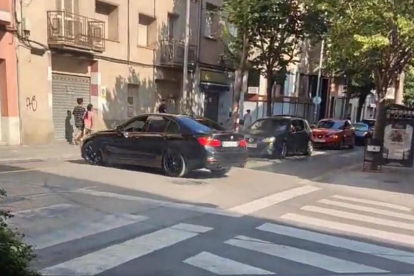 El vehicle fent virolles en ple centre de Figueres.