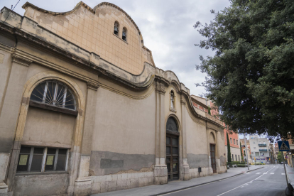 Imatge de l'exterior de l'Església de Sant Francesc d'Assís. Al fons, l'Institut Salvador Vilaseca.
