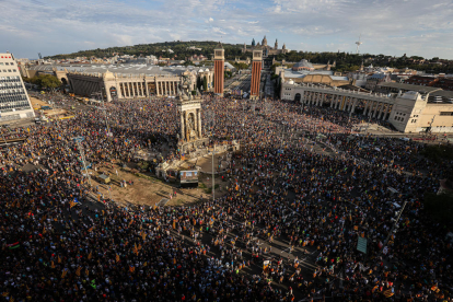 Vista general de la plaça Espanya, un cop han confluït les quatre columnes que han format la manifestació convocada per l'ANC amb motiu de la Diada.