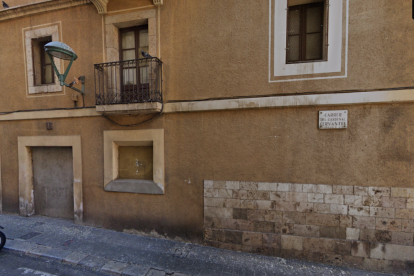 Imatge de l'immoble abandonat al carrer Cardenal Cervantes.