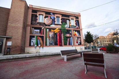 Mural de la la Biblioteca Central Xavier Amorós.