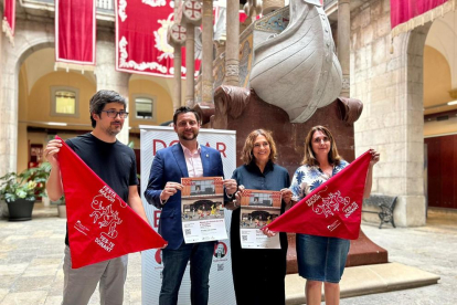 Els dos representants del Banc de Sang, la consellera Cecilia Mangini i l'alcalde, Rubén Viñuales.