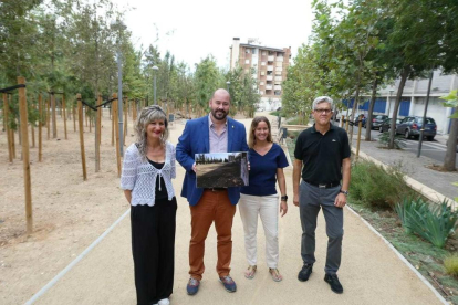 Imagen en la que aparecen los consejeros Xavi Puig, Maria Roig, Carles Farré y María José López en el nuevo parque.