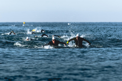 El participants del Triatló duran tla proba de natació.