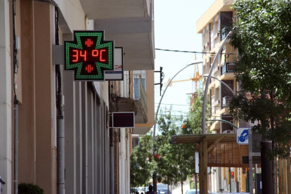 Un termómetro marca 34 grados de temperatura en Móra d'Ebre este sábado.